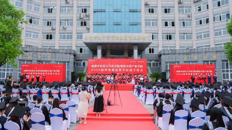 毕业典礼现场_副本.jpg